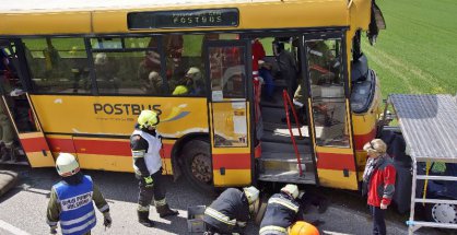 Großeinsatzübung in Ohlsdorf mit Schulbus Großeinsatzübung in Ohlsdorf mit Schulbus