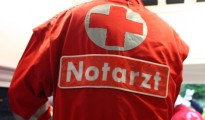 Notarzt versorgt einen Verletzten Notarzt versorgt einen Verletzten