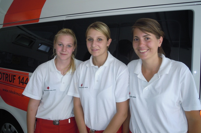 {Rettungssanitäterin
9} Drei neue Rettungssanitäterinnen für die Rotkreuzortsstelle in ... | {Rettungssanitäterin
9}