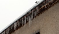 Eiszapfen an Häusern zeigen meist, dass das Gebäude zu viel Wärme verliert Eiszapfen an Häusern zeigen meist, dass das Gebäude zu viel Wärme verliert