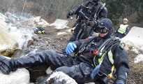Cobrataucher suchen bei der "Schwarzen Brücke" nach vermissten Taucher Cobrataucher suchen bei der "Schwarzen Brücke" nach vermissten Taucher