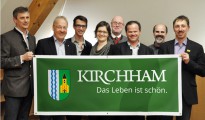 Gemeinde Kirchham mit neuem Auftritt - harmonischer Gemeinderat Kirchhams Gemeindespitze freut sich über das neue Logo – v.l.n.r.: GV Klaus Bammer, Bgm. Hans Kronberger, Designer Matthias Jungwirth, GV Gabi Medl, GV Andreas Mizelli, GV Günther Hartleitner, Amtsleiter Alois Jungwirth und Vize-Bgm. Anton Pühringer