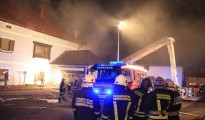 Oberwang: 230 Feuerwehrmänner bei Küchenbrand im Löscheinsatz Oberwang: 230 Feuerwehrmänner bei Küchenbrand im Löscheinsatz