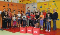 Seewalchen: 13 Paar Kletterschuhe gespendete Kinder bei der Übergabe - für mehr Sicherheit und Halt in der Kletterwand.