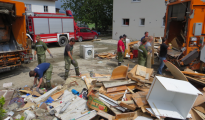 Feuerwehr Pinsdorf und Betriebsfeuerwehr Hatschek im Katastropheneinsatz