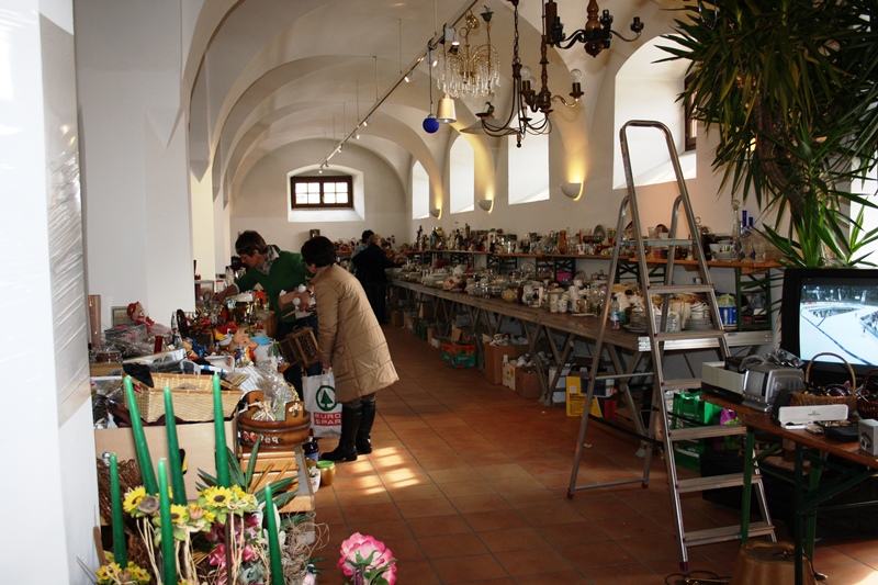 Flohmarkt für das rote kreuz im schloss mondsee salzi.at ...