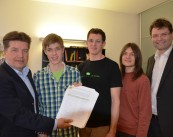 Junge Grüne überreichen LR Entholzer Unterschriften-Petition
