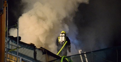Dach der Hauptschule Altmünster in Vollbrand