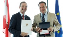 Schwanenstadt: Ulbrichts Witwe GmbH von Wirtschaftskammerpräsident Dr. Leitl ausgezeichnet