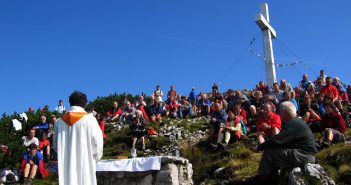 Traunsteinmesse beim Wegkreuz unterhalb der Mairalm Traunsteinmesse seit 1950 - die erste Bergmesse im Gedenken an die Opfer der beiden Weltkriege
