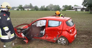 Autos krachten bei Kreuzung ineinander
