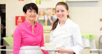 Kartoffel-Lauchcremesuppe mit knusprigen Grissini