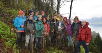 Schülerinnen und Schüler der HTL Vöcklabruck pflanzen jungen Schutzwald