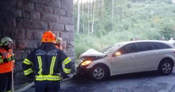 Auf nasser Fahrbahn gegen Mauer gekracht