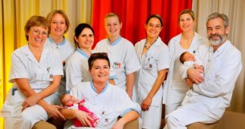 Kuscheln nach dem Kaiserschnitt – sofortiger Hautkontakt stärkt Mutter-Kind-Bindung