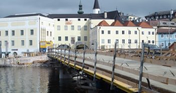 Südteil der Traunbrücke vor Fertigstellung, Nordteilarbeiten Ende August