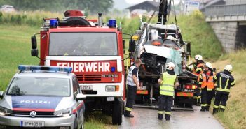 Schwerer Verklehrsunfall mit fünf Verletzten in Pinsdorf
