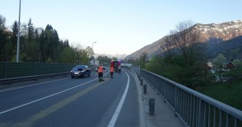 Ölspur sorgt für Verkehrsbehinderungen im Morgenverkehr – 2 Ischler Wehren im Einsatz