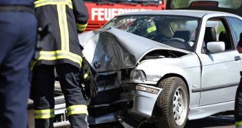 Frontal gegen Baum gekracht
