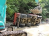 LKW stürzte 10 Meter über Abhang in Karbach