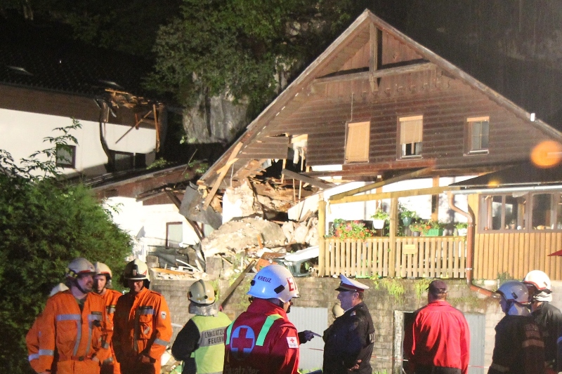 Felsblock durchschlägt Wohnhaus in Obertraun