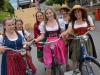 In Dirndl und Lederhose auf alten Waffenrädern