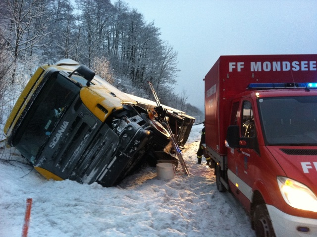 Mondsee: winterliche Fahrbahnverhältnisse - Sattelschlepper stürzte in Straßengraben