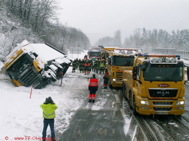 Mondsee: winterliche Fahrbahnverhältnisse - Sattelschlepper stürzte in Straßengraben