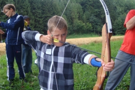 Mit Pfeil und Bogen im Wald unterwegs – Fereinprogramm ÖVP Regau Mit Pfeil und Bogen im Wald unterwegs