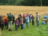 Mit Pfeil und Bogen im Wald unterwegs