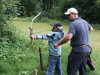 Mit Pfeil und Bogen im Wald unterwegs