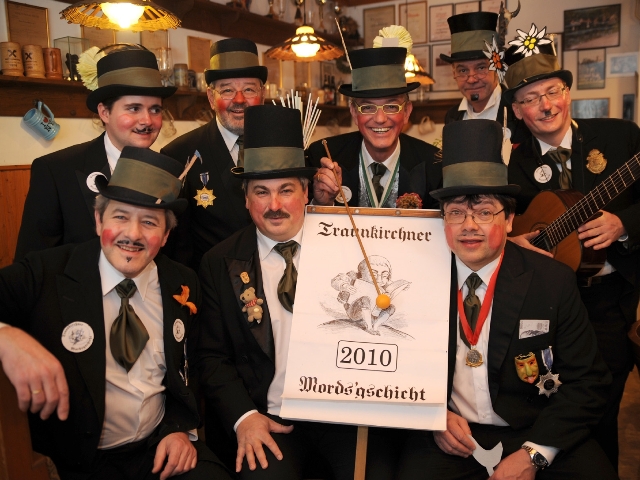 Seit über 100 Jahren Tradition in Traunkirchen - die Mordsgschicht - 8 Herren in Frank und Zylinger ziehen durch die Gasthäuser des Ortes und geben Peinlichkeiten zum Besten