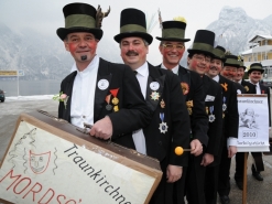 Die Sänger der Mordsgschicht in Traunkirchen Seit über 100 Jahren Tradition in Traunkirchen - die Mordsgschicht - 8 Herren in Frank und Zylinger ziehen durch die Gasthäuser des Ortes und geben Peinlichkeiten zum Besten
