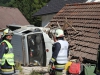 Pinsdorf: mit Lieferwagen in Carport gerast - Lenker flüchtete