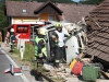 Pinsdorf: mit Lieferwagen in Carport gerast - Lenker flüchtete