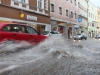 Sintflutartige Regenfälle sorgen für Verkehrsbehinderung in Gmunden 