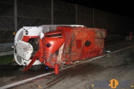 St. Georgen: Unfall mit Oldtimer-Feuerwehr und Reisebus Unfall mit Oldtimer-Feuerwehr und Reisebus