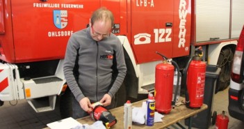Ohlsdorf: alte Feuerlöscher unter die Lupe genommen