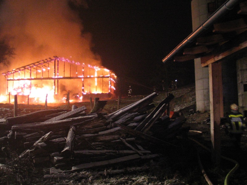 Schlatt: Reithalle in der Silvesternacht in Vollbrand