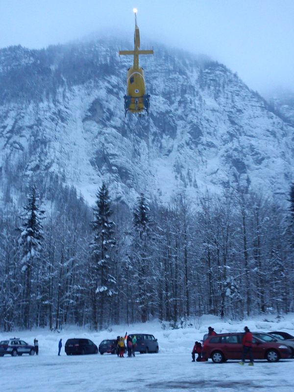 Zwei Snowboarder am Krippenstein mit Hubschrauber geborgen