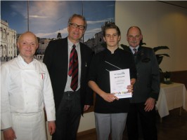 Gaderbauer, Dir.Klaus Enengl, Schüler Jakob Hametner, Fachvorstand Alfons Schörgendorfer