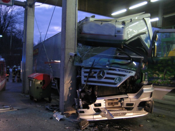 Steyrermühl: mit Sattelzug gegen LKW-Waagenanlage gedonnert | Foto: SID