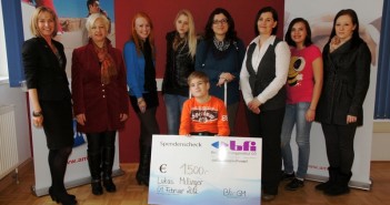 Verspätetes Weihnachtsgeschenk vom BFI Gmunden und Thalia Bad Ischl für den 10-jährigen Lukas | Foto: Peter Sommer