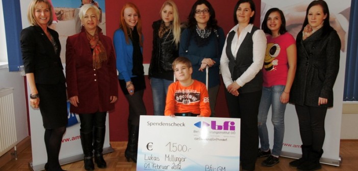 Verspätetes Weihnachtsgeschenk vom BFI Gmunden und Thalia Bad Ischl für den 10-jährigen Lukas | Foto: Peter Sommer