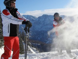 Abschlag zur 3. Skigolf-Weltmeisterschaft am Kasberg | Foto: PR