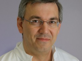 Prim. Dr. Christian Tejkl für mikrochirurgische Eingriffe am Mittelohr durch