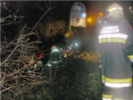 Fahrzeuglenker rammte Verkehrsinsel und schlitterte über Abhang