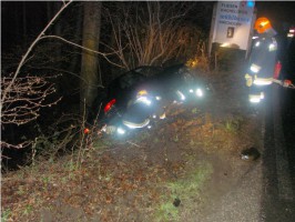 Fahrzeuglenker rammte Verkehrsinsel und schlitterte über Abhang
