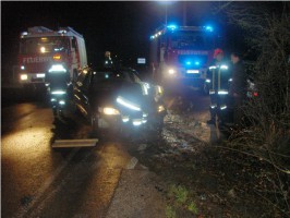 Fahrzeuglenker rammte Verkehrsinsel und schlitterte über Abhang