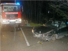 Fahrzeuglenker rammte Verkehrsinsel und schlitterte über Abhang